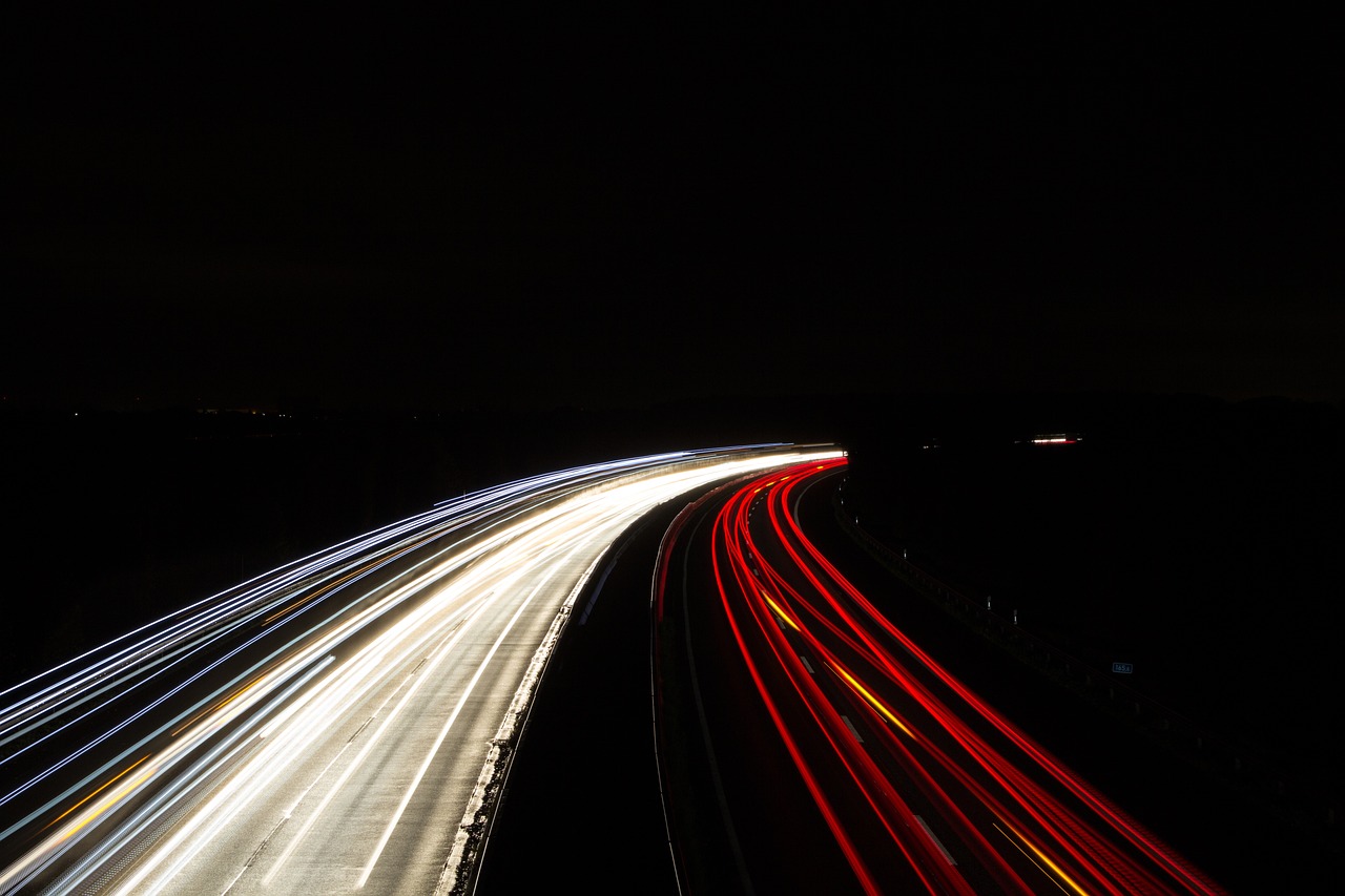 Velocidade da luz é inatingível? Cientista aposta que não