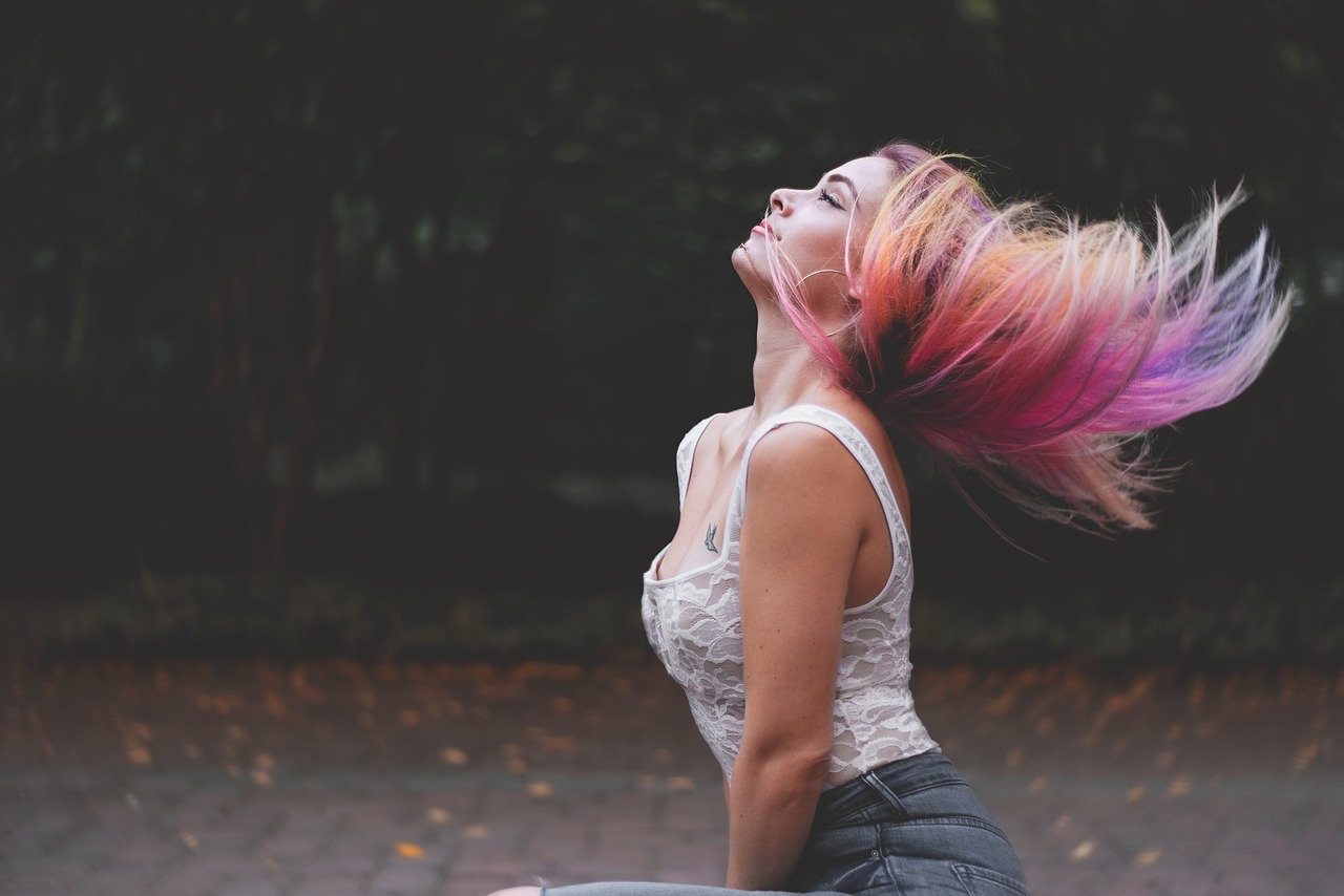 Secar o cabelo ao ar livre ou com chapinha? Veja qual o melhor caminho, segundo especialistas