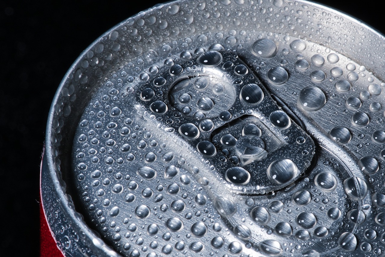 Confira qual é a real utilidade do buraco no lacre das latas de refrigerante e cerveja