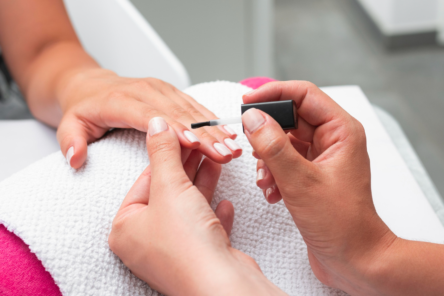 Confira quais as melhores cores de esmalte para mulheres acima de 35 anos