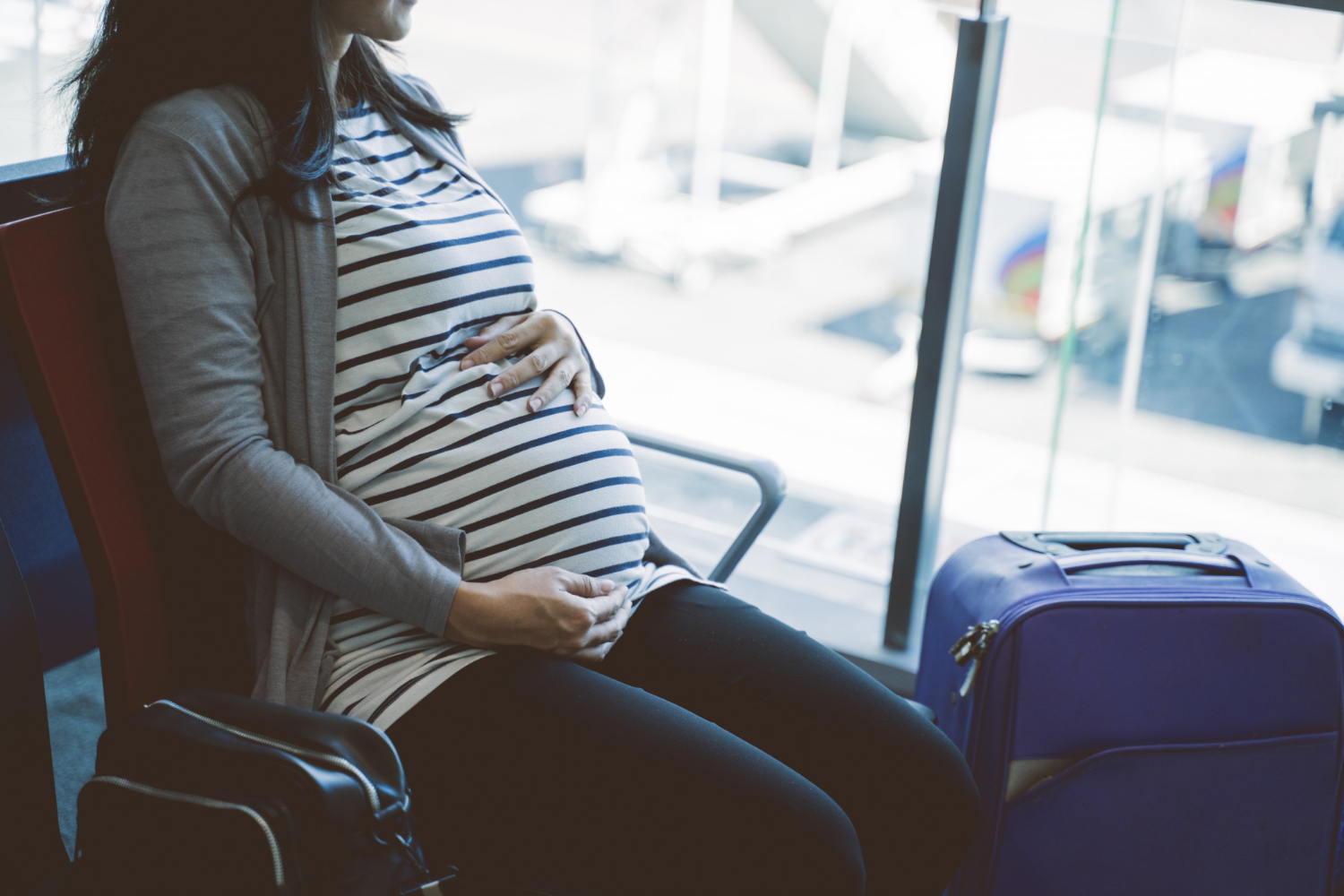 Confira até quantas semanas de gravidez é possível viajar de avião e se programe