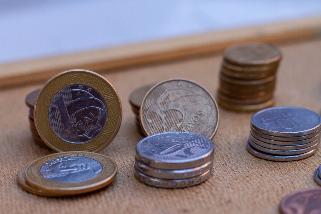 Moeda de 25 centavos em meio a outras moedas de Real. Imagem: Pixabay