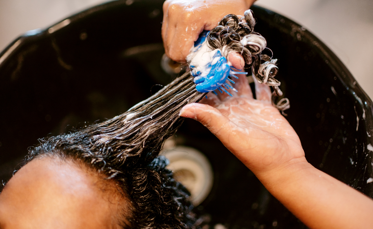 lavando cabelo