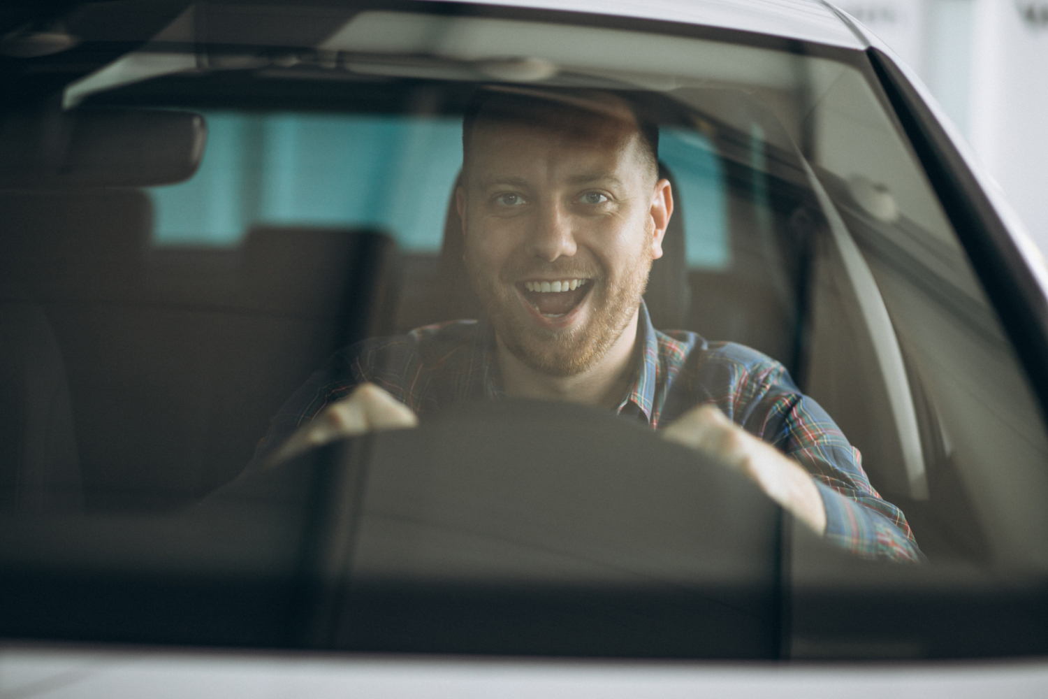 Pontinhos pretos no para-brisa do carro: para que servem, afinal?