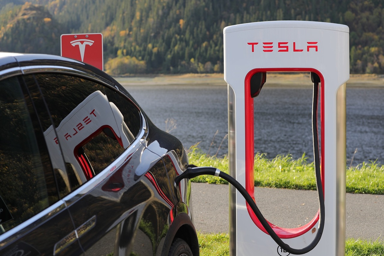 Luta pelo título: BYD x Tesla – quem será a maior em veículos elétricos?
