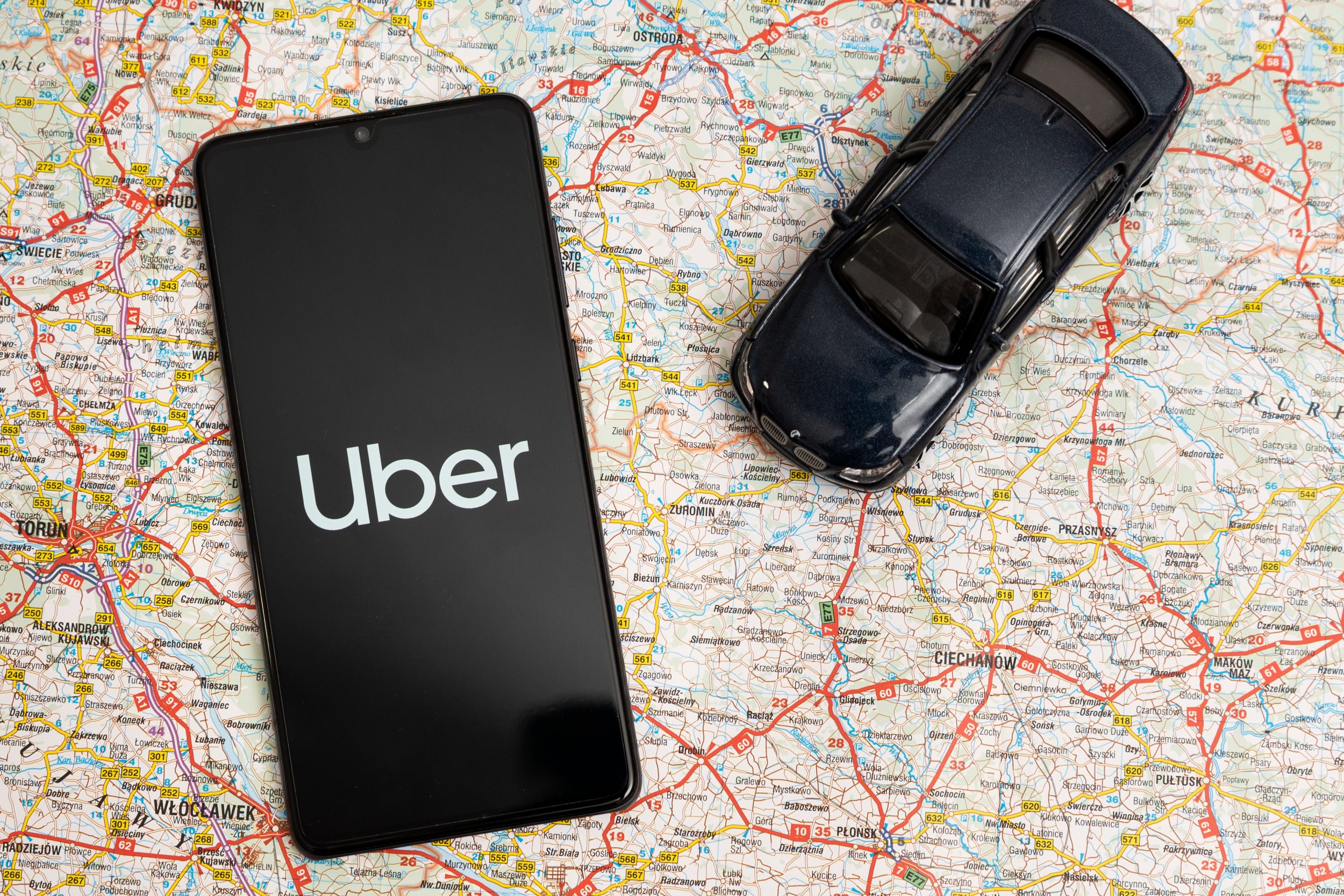 Qual é mais vantajoso em 2024: financiar um carro ou andar de Uber?