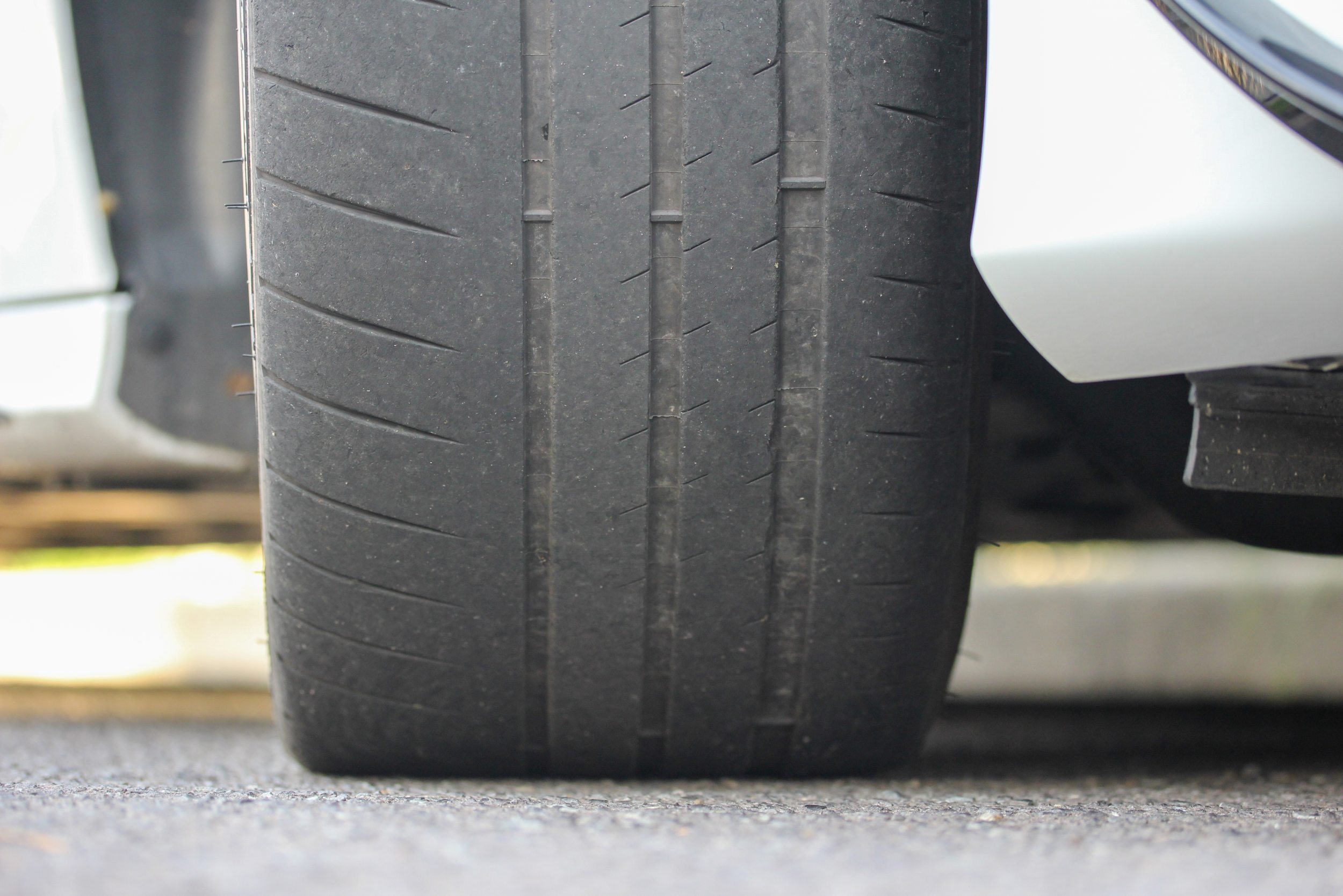 4 riscos de rodar com pneu careca que todo motorista deve saber antes que seja tarde