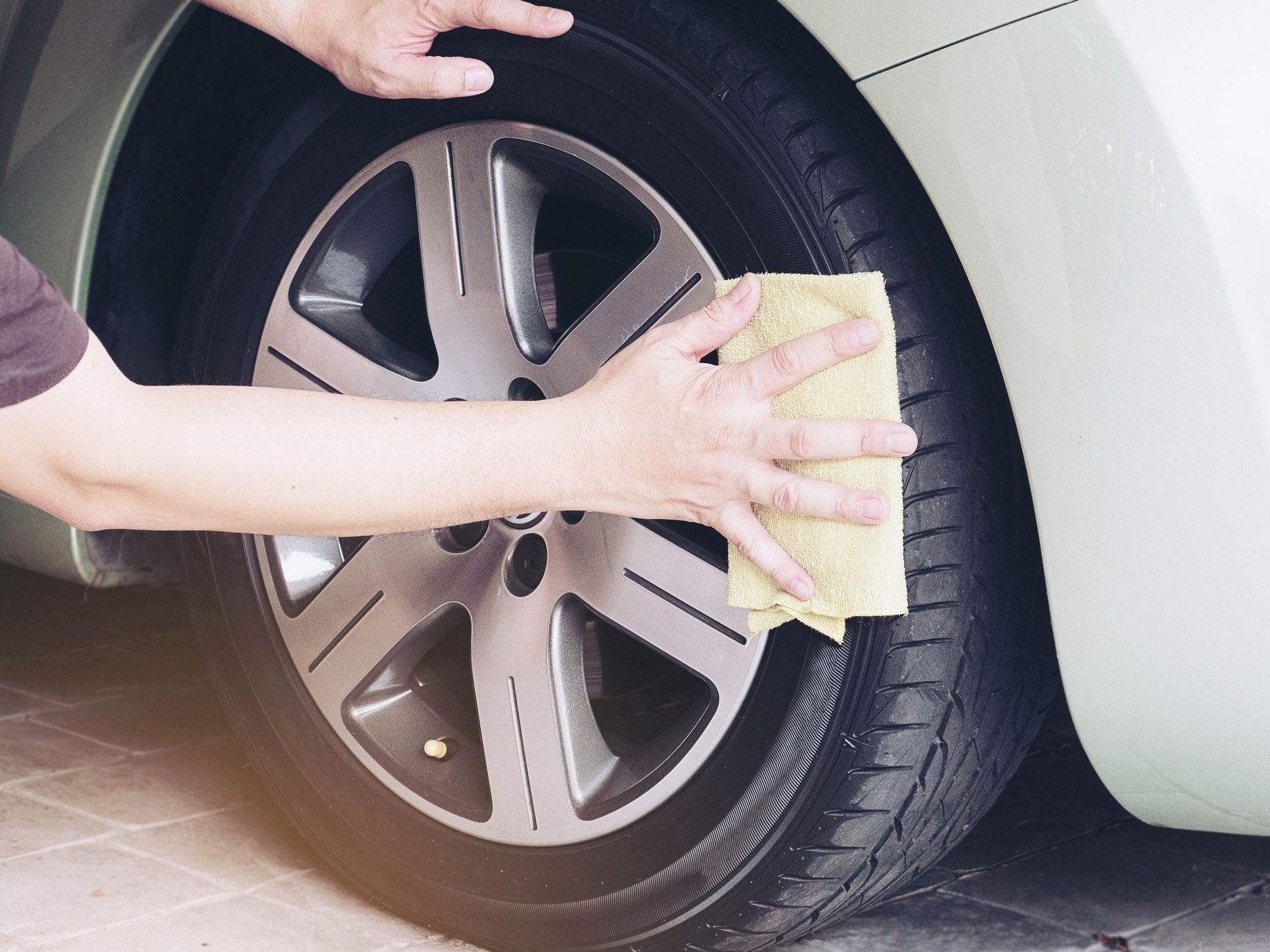 Cuidado! Descubra por que usar vinagre no pneu do carro é arriscado