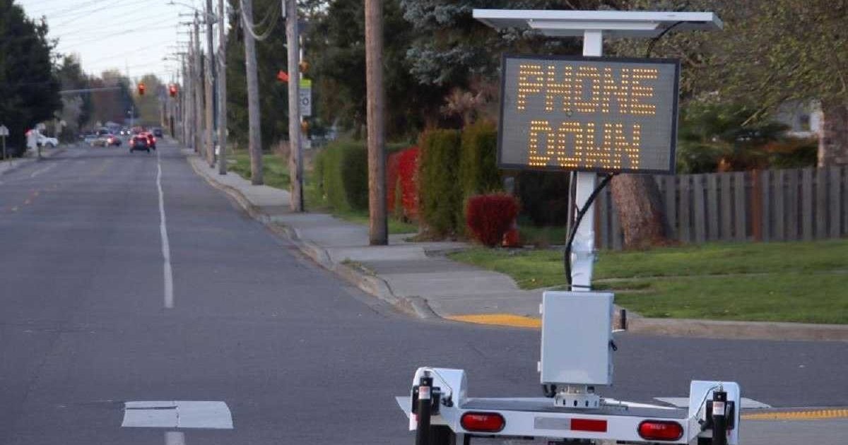 Motoristas no celular e sem cinto: novo radar não multa, mas dá ‘puxão’ de orelha
