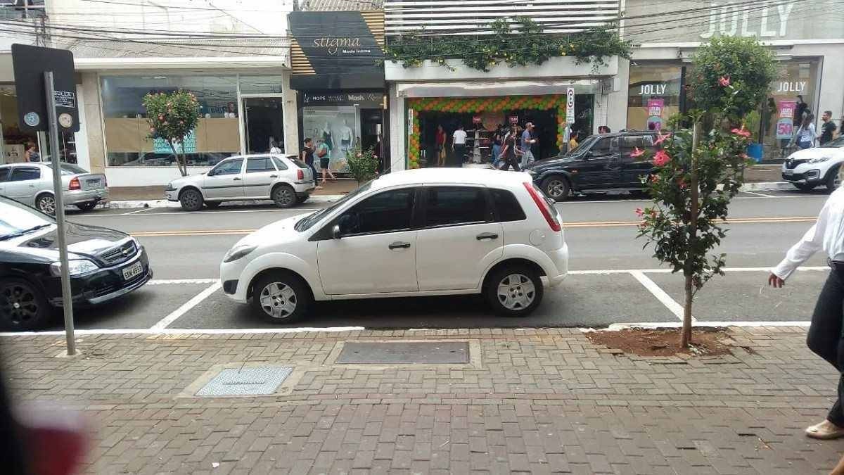 ‘Vaga só para clientes’: será que é mesmo? Veja o que a lei diz