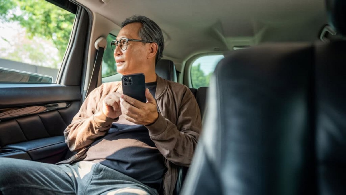 Letras maiores e interface simples: Uber lança modo sênior para facilitar uso por idosos