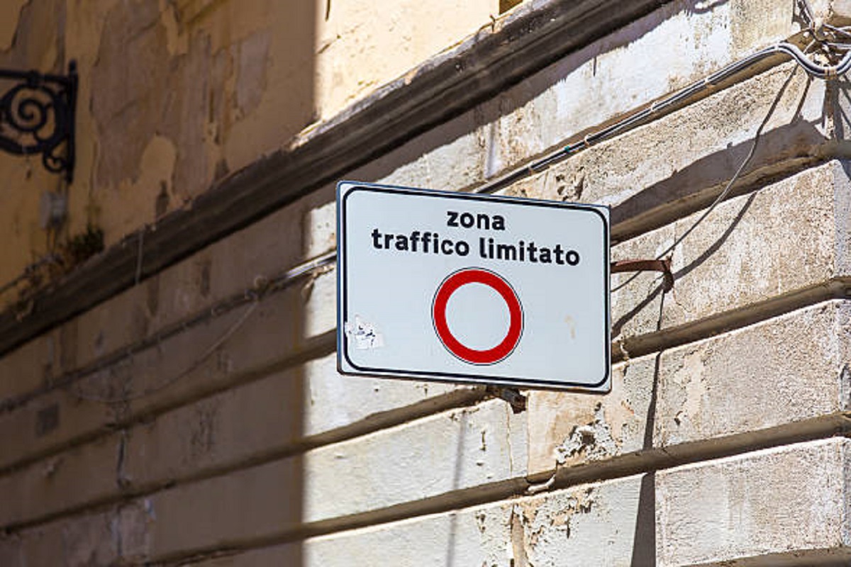 Essa placa de trânsito está deixando motoristas confusos. Ela existe no Brasil?