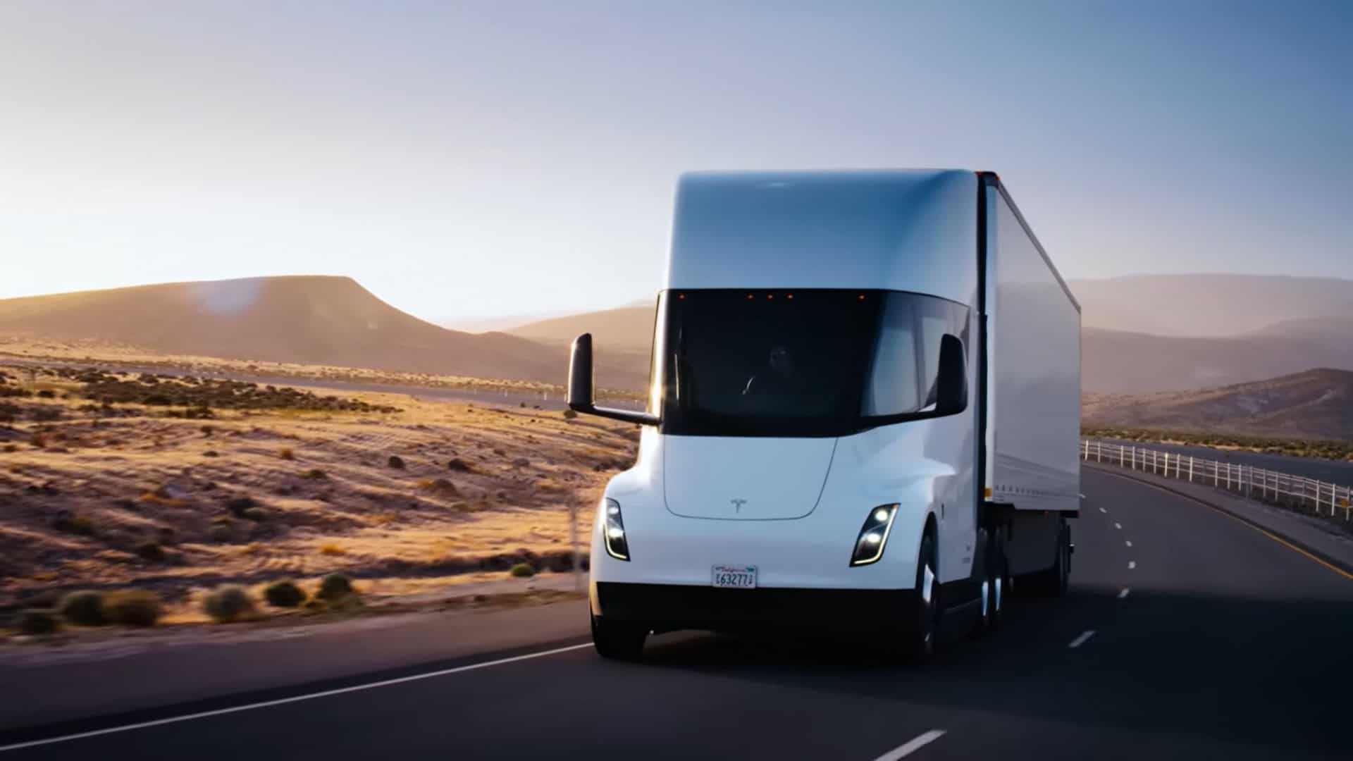 Demorou, mas veio: caminhão elétrico da Tesla entra em produção após anos de espera