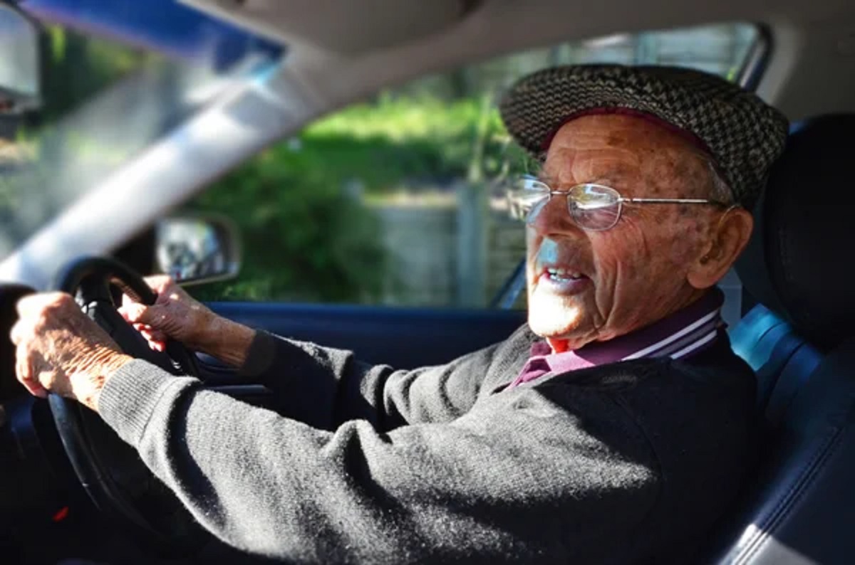 Nova lei garante carro mais barato para idosos; veja como aproveitar
