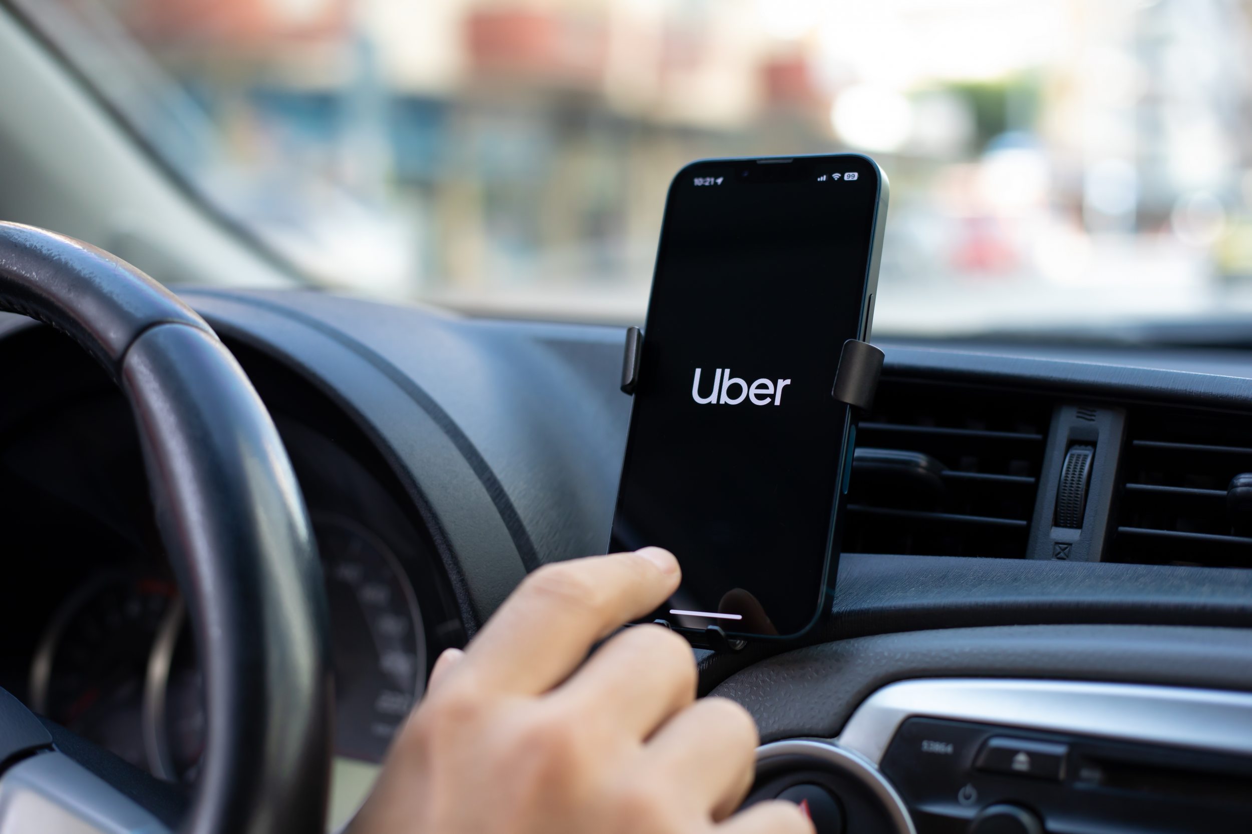 Motoristas de app dizem adeus ao Uber: nova atividade rende mais e cansa menos