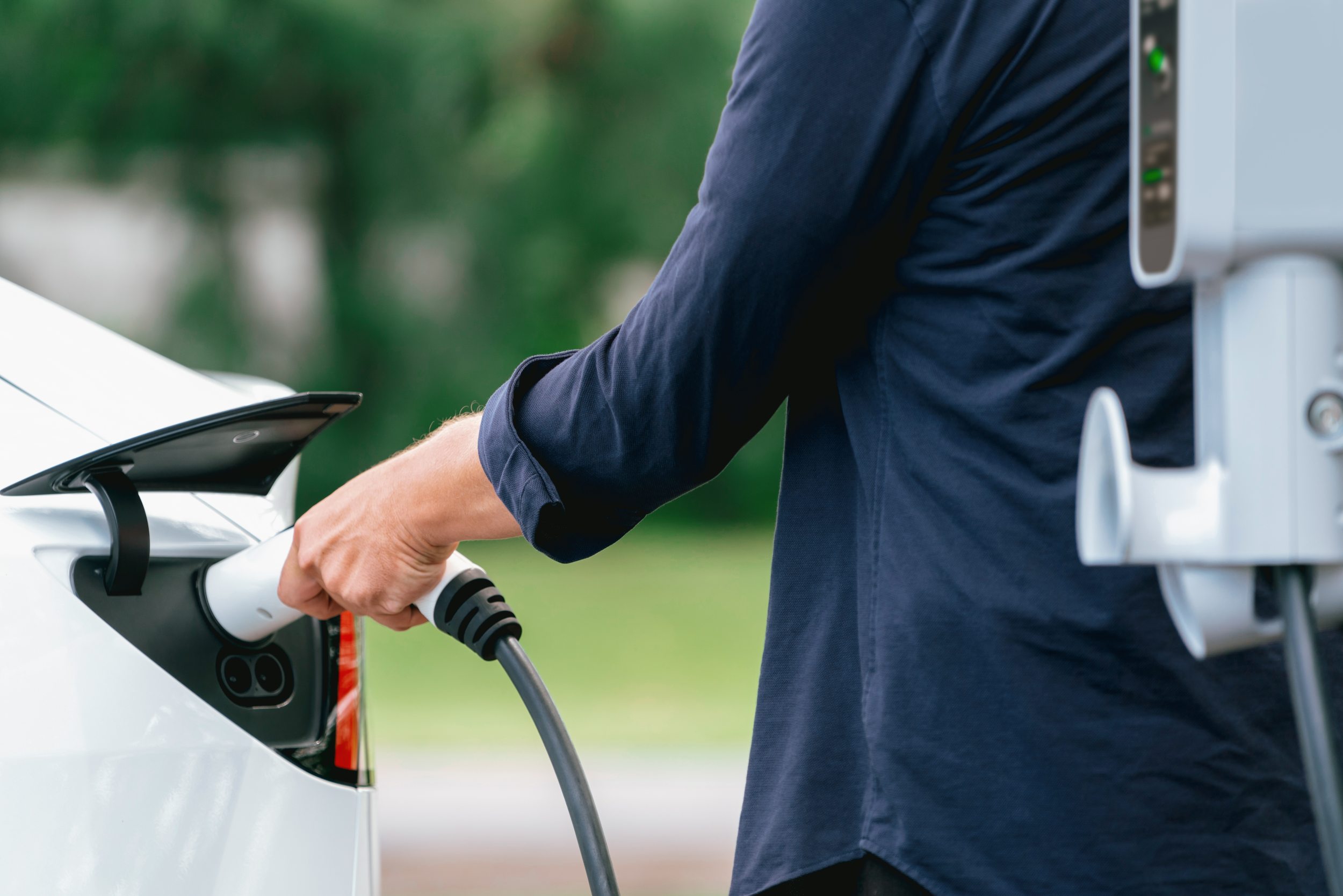 Fim dos véiculos a combustão? Carros elétricos batem RECORDE e estão dominando o Brasil