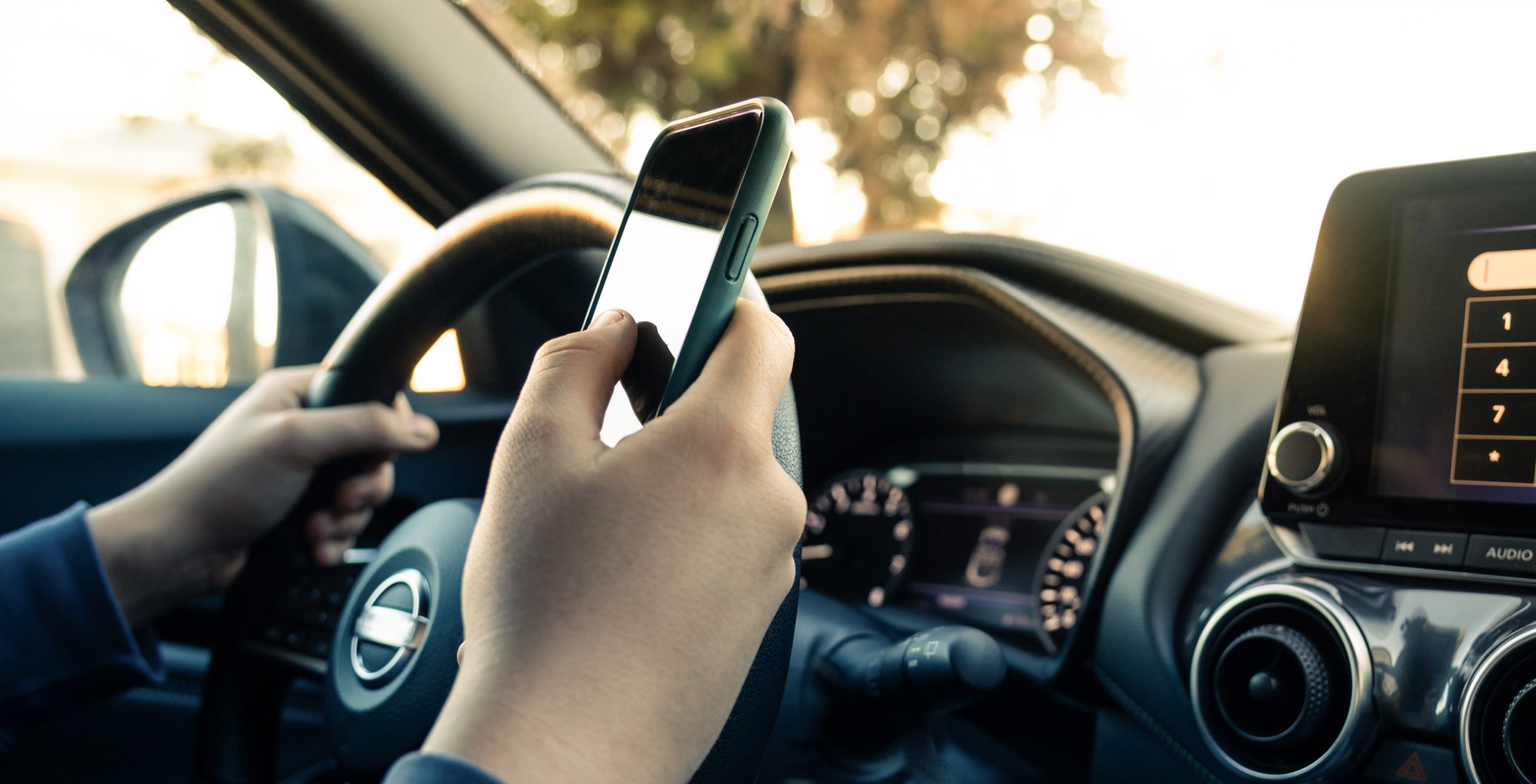 Vai mandar aquela mensagem? Nova lei aplica multas de até R$ 820 a motoristas distraídos