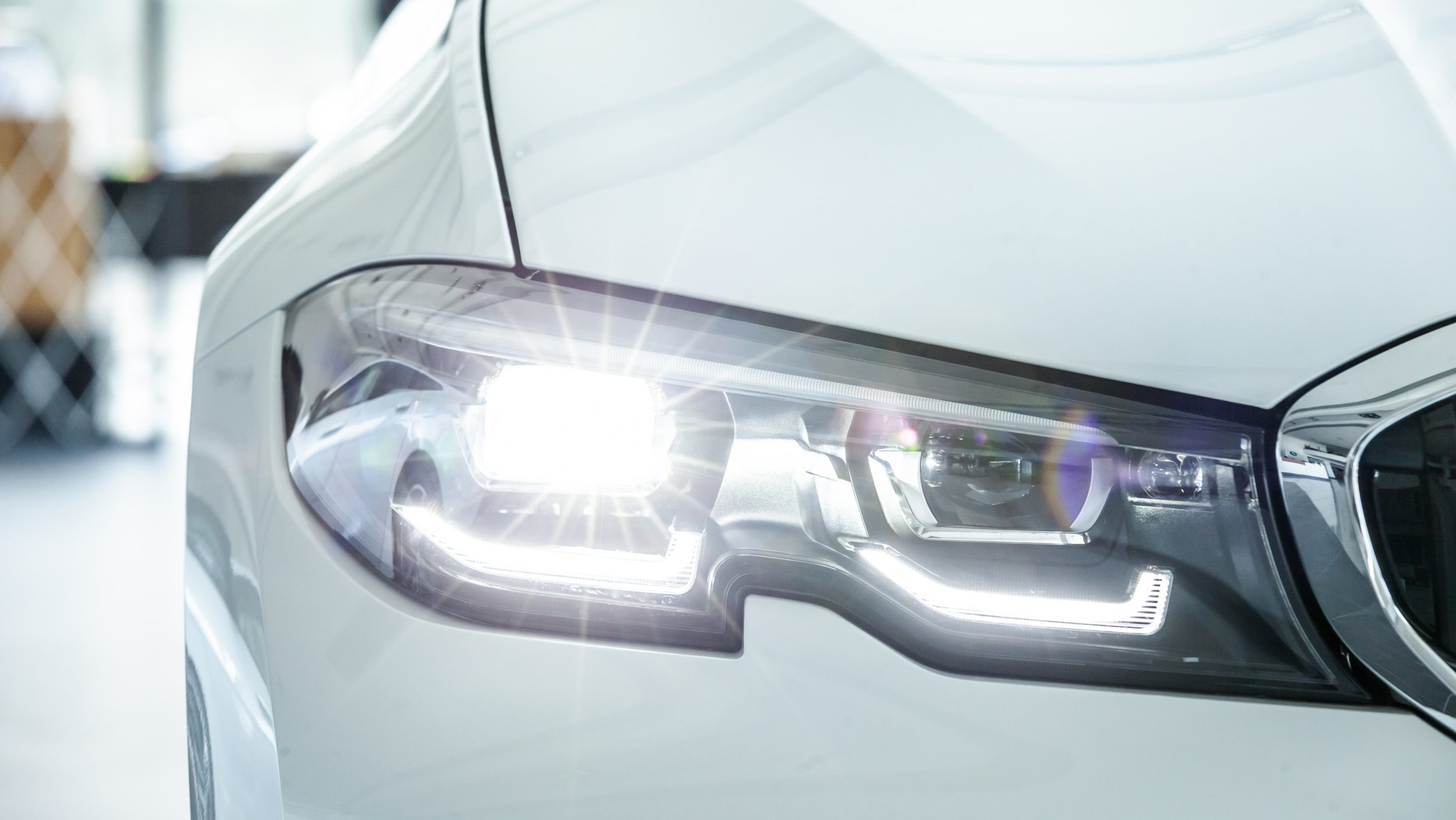 Pense 2 vezes antes de ligar o carro: essas luzes esquecidas podem te multar