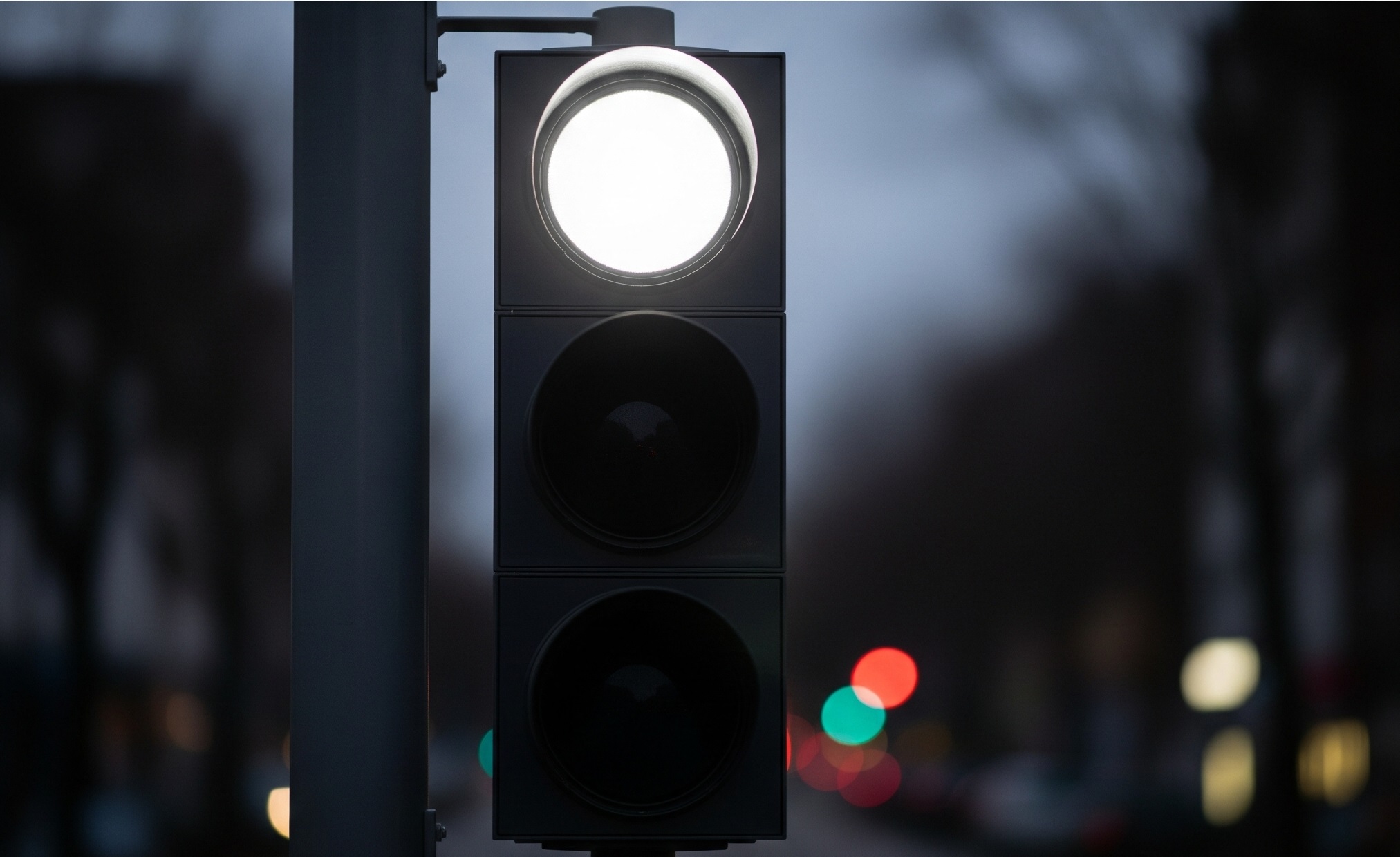 Semáforo com 4ª cor? O que significa a misteriosa luz branca que pode surgir nas ruas