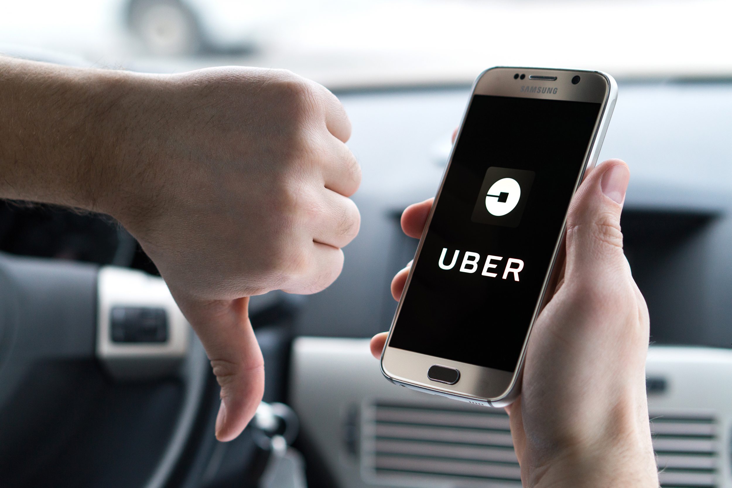 Mudança na Uber causa REVOLTA: motoristas serão obrigados a levar 4 passageiros?