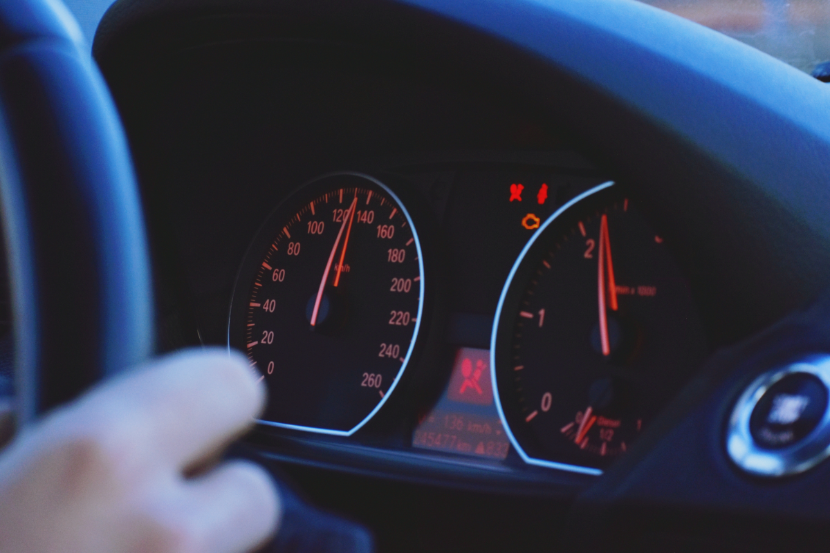 Quanto custa correr demais no trânsito? Veja os valores das multas por excesso de velocidade